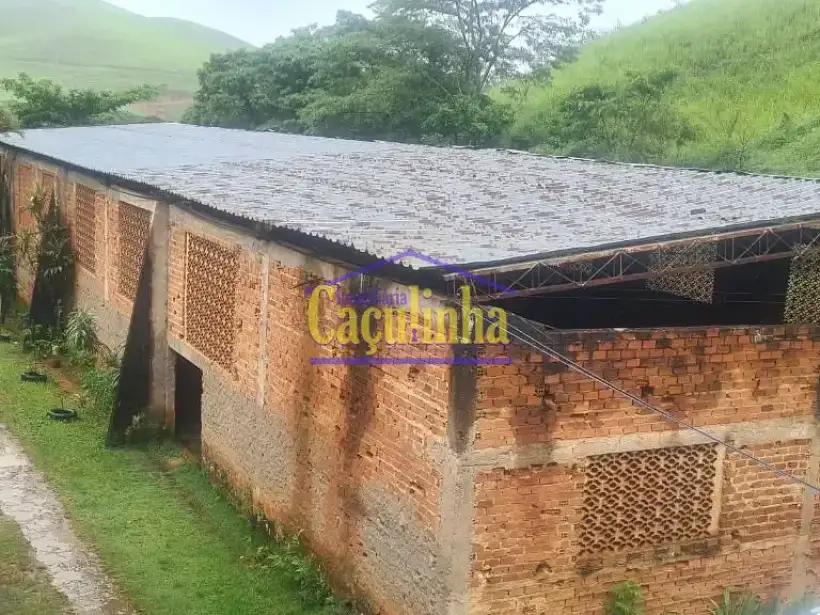 Galpão 610m² para locação no bairro Centro