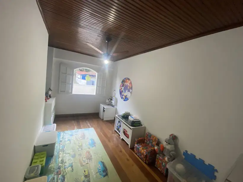 Casa 5 quartos SENDO 1 suíte no Centro