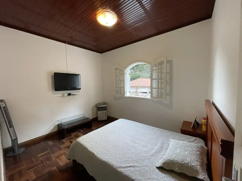 Casa 5 quartos SENDO 1 suíte no Centro