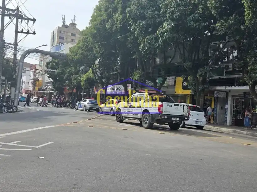 Sala Comercial 120m² para locação no bairro Centro
